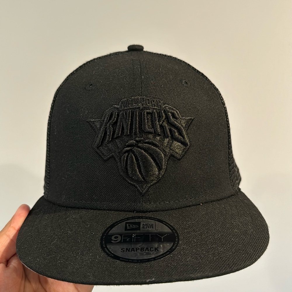 New Era Knicks trucker hat brand new in black